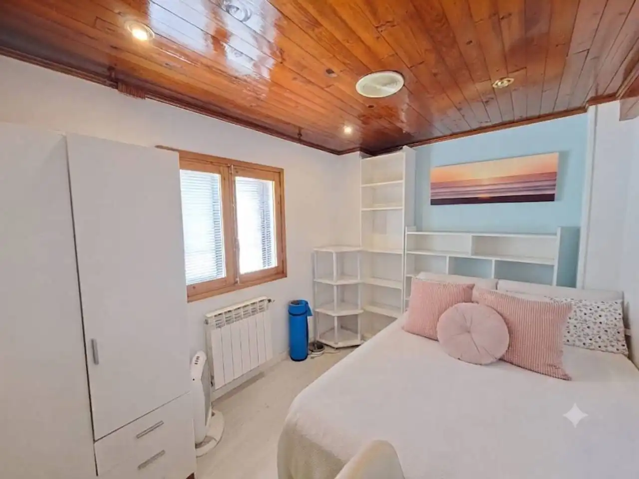 Habitación de Casa adosada en venta en Cardeñajimeno con Calefacción y Parquet