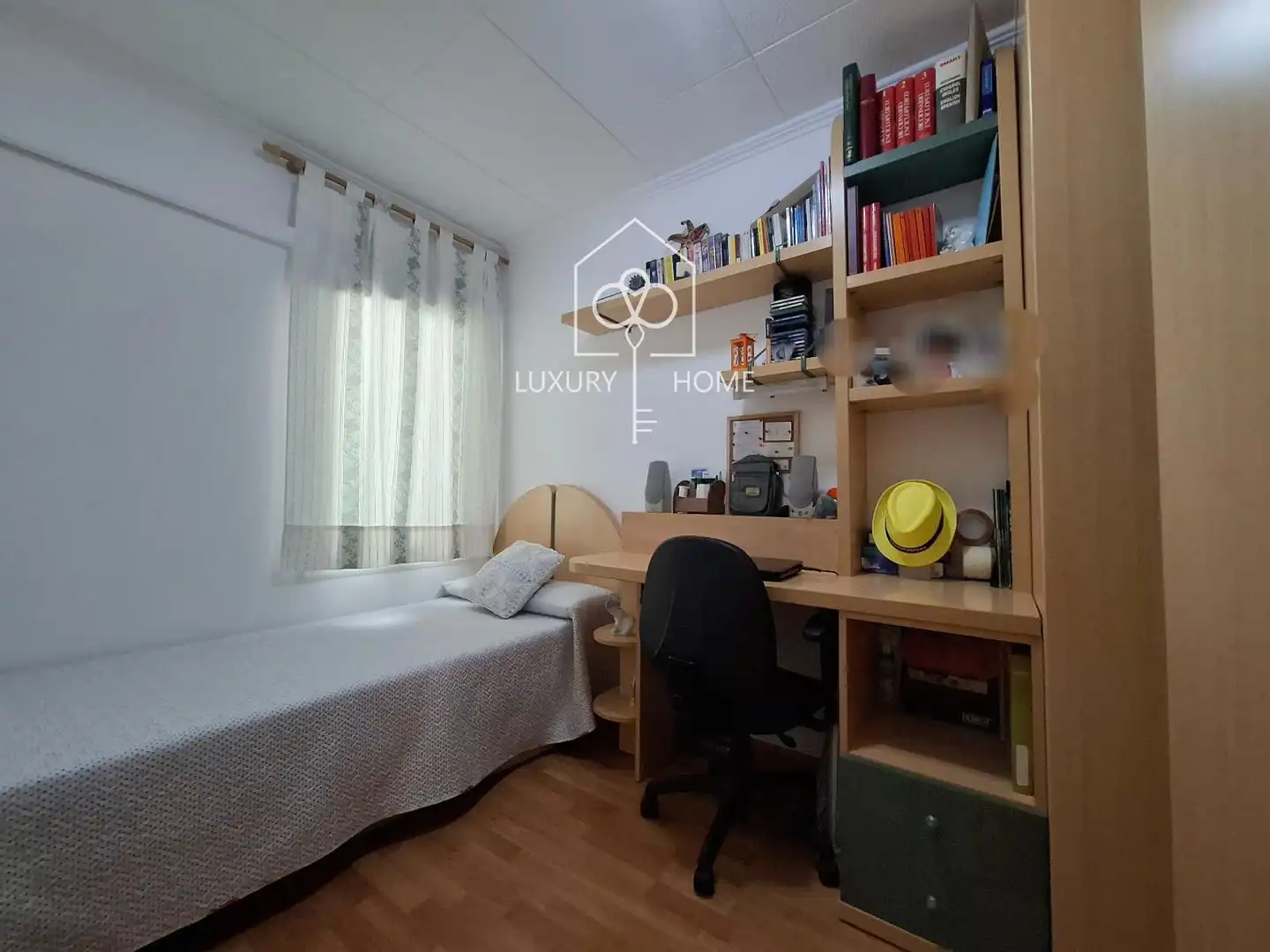Habitación de Ático en venta en L'Hospitalet de Llobregat con Aire acondicionado, Calefacción y Parquet