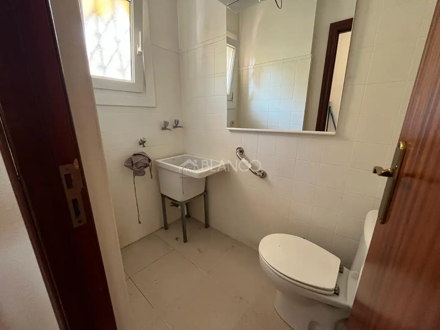 Bany de Casa o xalet en venda en Sant Andreu de la Barca amb Calefacció, Traster i Piscina comunitària