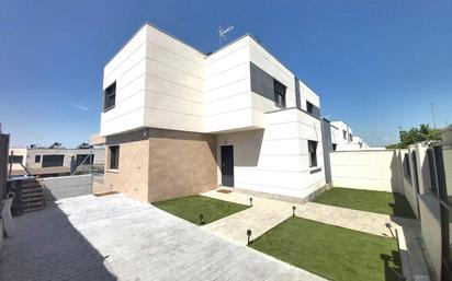 Vista exterior de Casa o xalet en venda en Arroyomolinos (Madrid) amb Terrassa