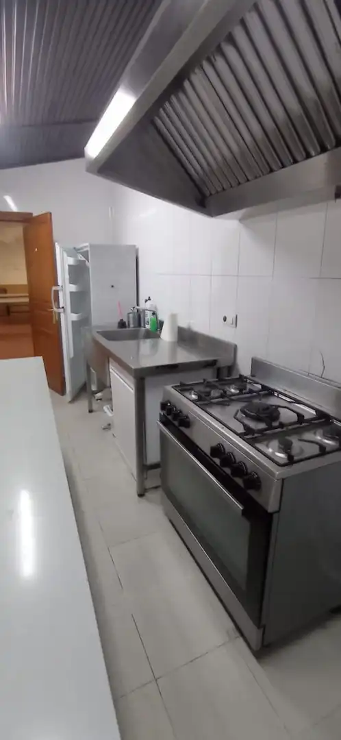 Cuina de Casa o xalet en venda en Oviedo  amb Calefacció i Parquet