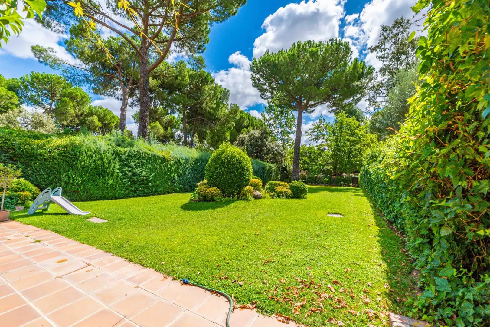 Garten von Einfamilien-Reihenhaus zur Miete in Boadilla del Monte mit Klimaanlage, Heizung und Privatgarten
