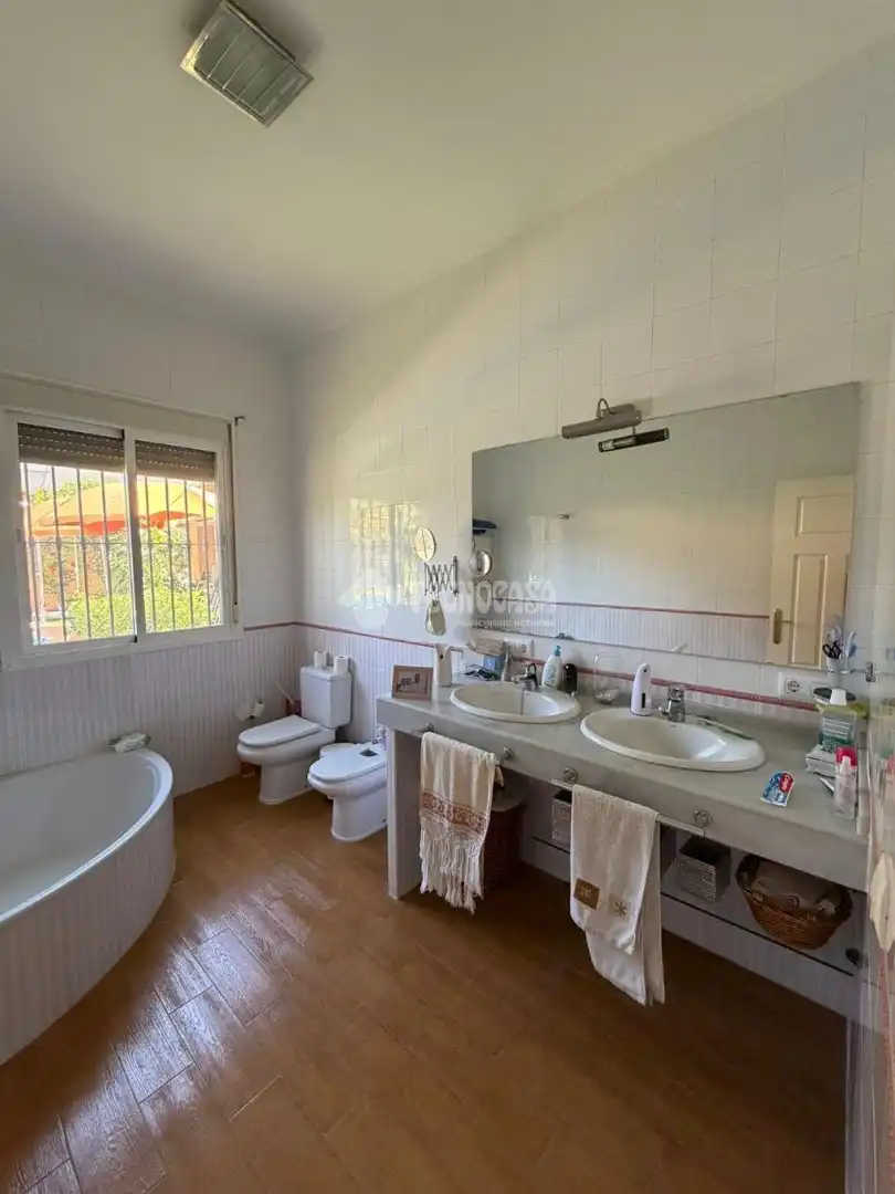 Bany de Casa o xalet en venda en Dos Hermanas amb Aire condicionat