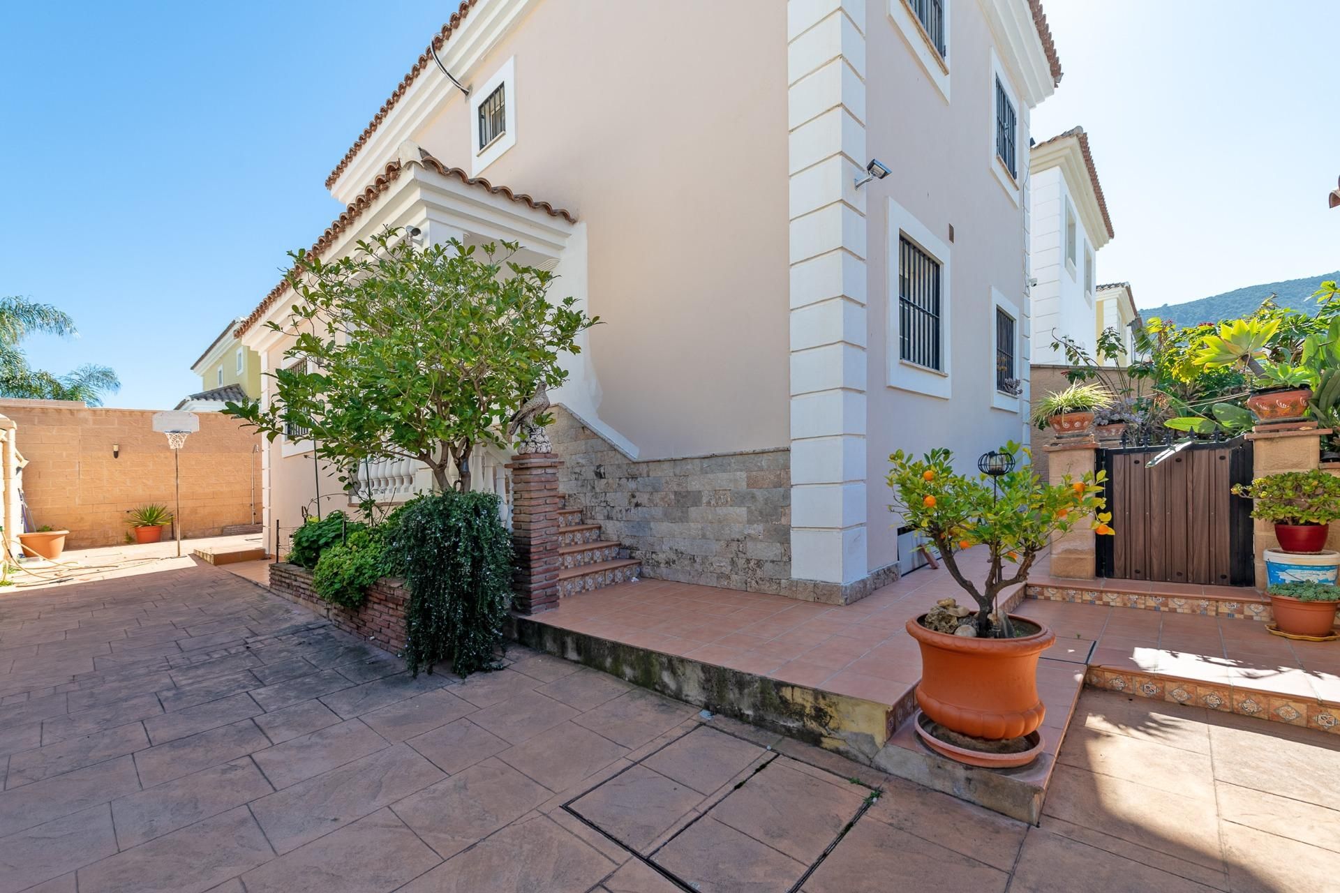 Vista exterior de Casa o xalet en venda en Alhaurín de la Torre amb Aire condicionat, Jardí privat i Terrassa
