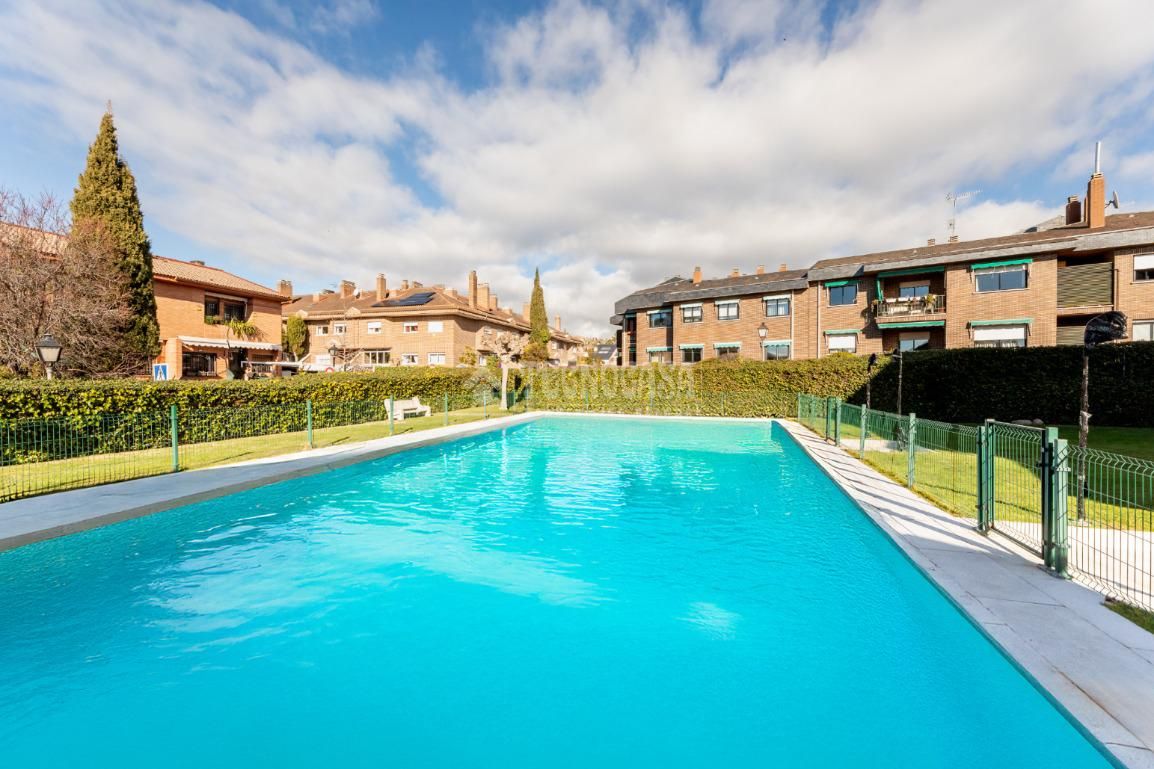 Piscina de Casa adosada en venda en Torrelodones amb Calefacció, Jardí privat i Terrassa