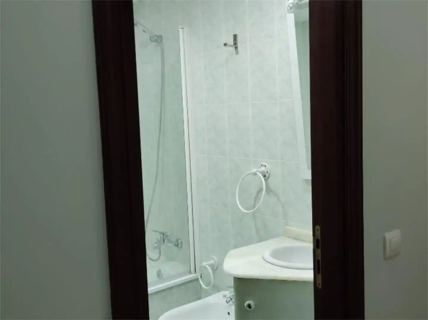 Badezimmer von Dachboden zur Miete in Pontevedra Capital  mit Parkett, Abstellraum und Möbliert