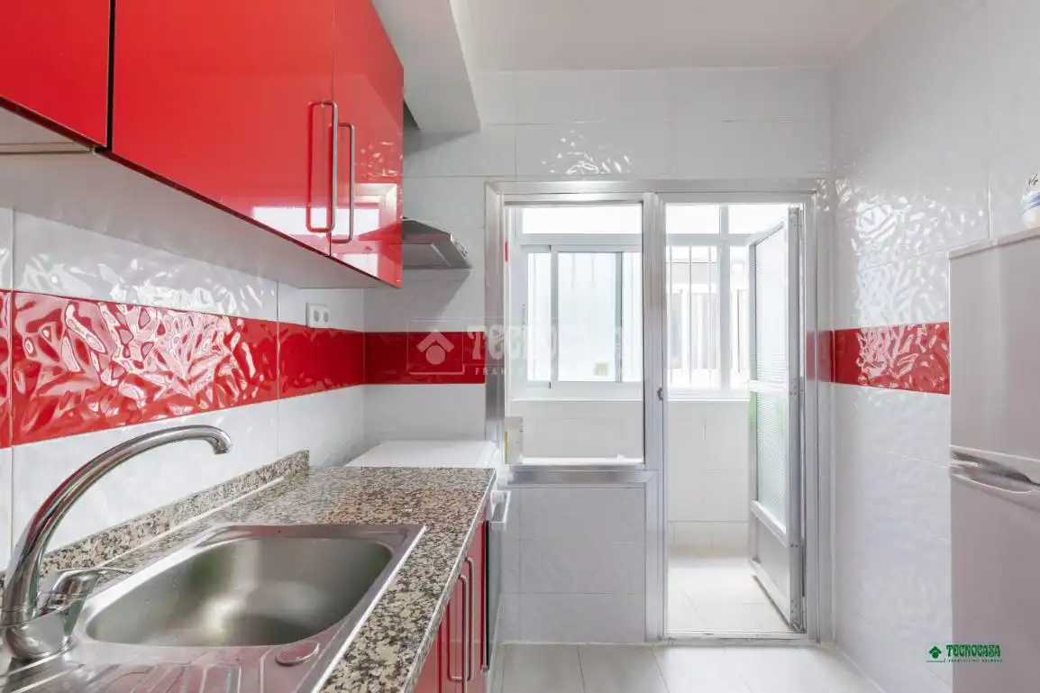 Küche von Wohnung zum Verkauf in Almería mit Klimaanlage und Heizung