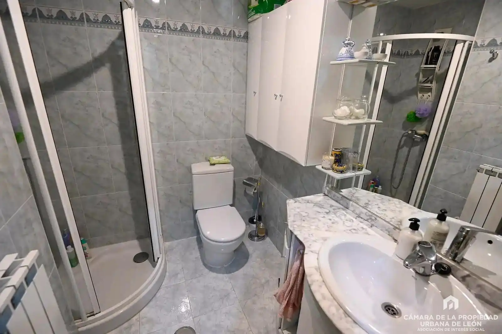 Badezimmer von Wohnung zum Verkauf in Población de Arroyo mit Heizung, Terrasse und Abstellraum