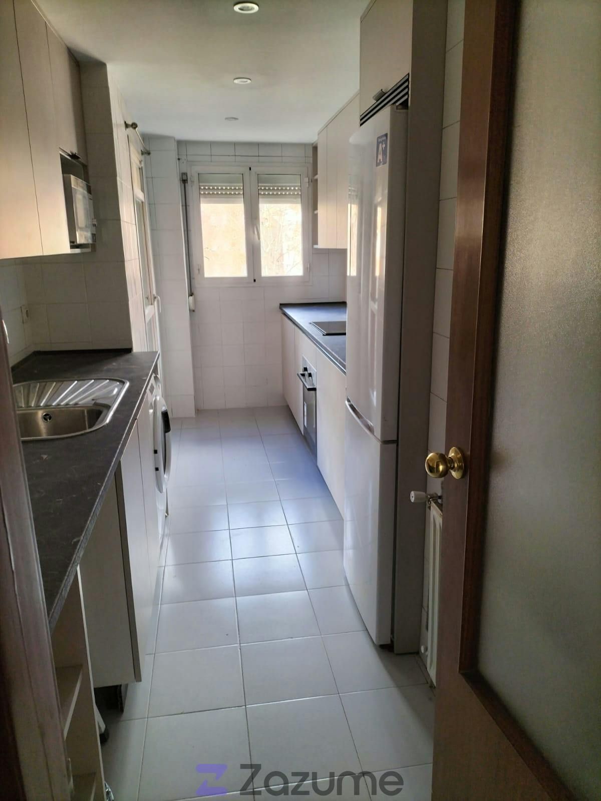 Cuina de Pis de lloguer en  Madrid Capital amb Terrassa, Forn i Rentadora