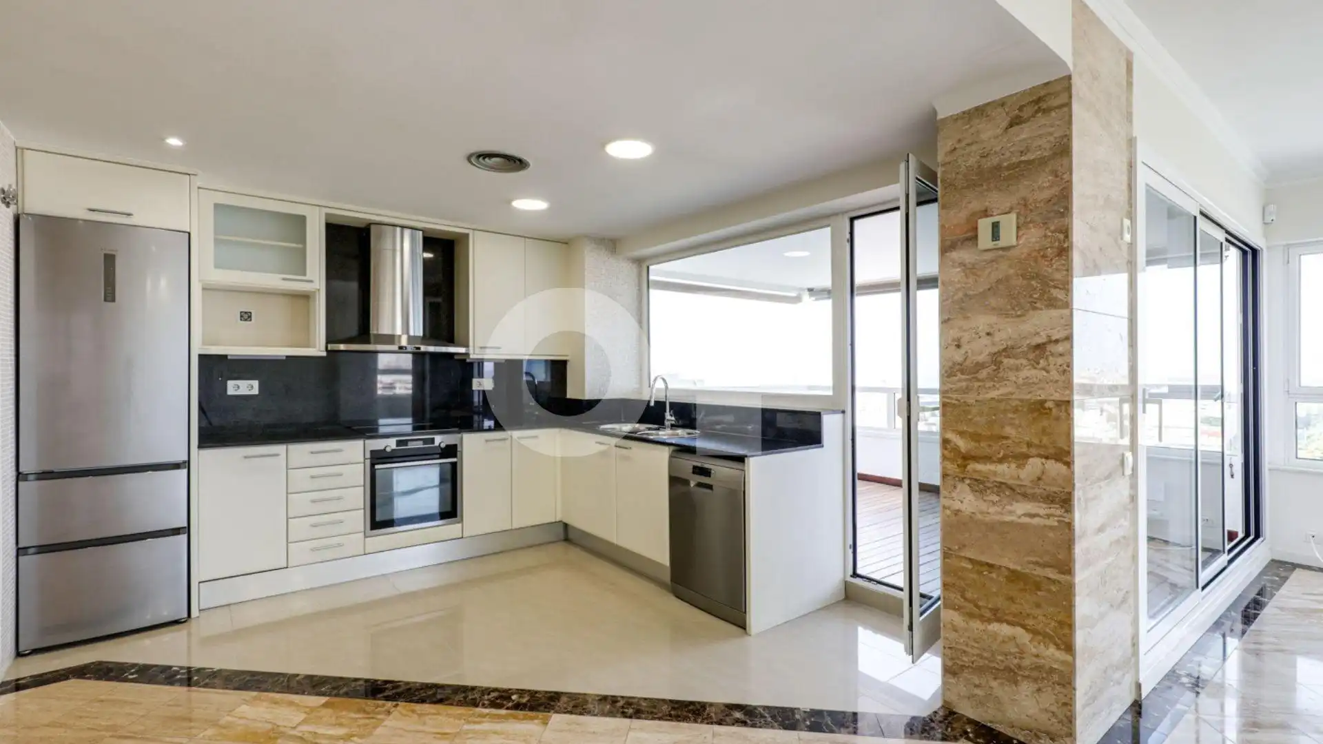 Küche von Wohnungen zum Verkauf in Barcelona mit Heizung, Terrasse und Abstellraum