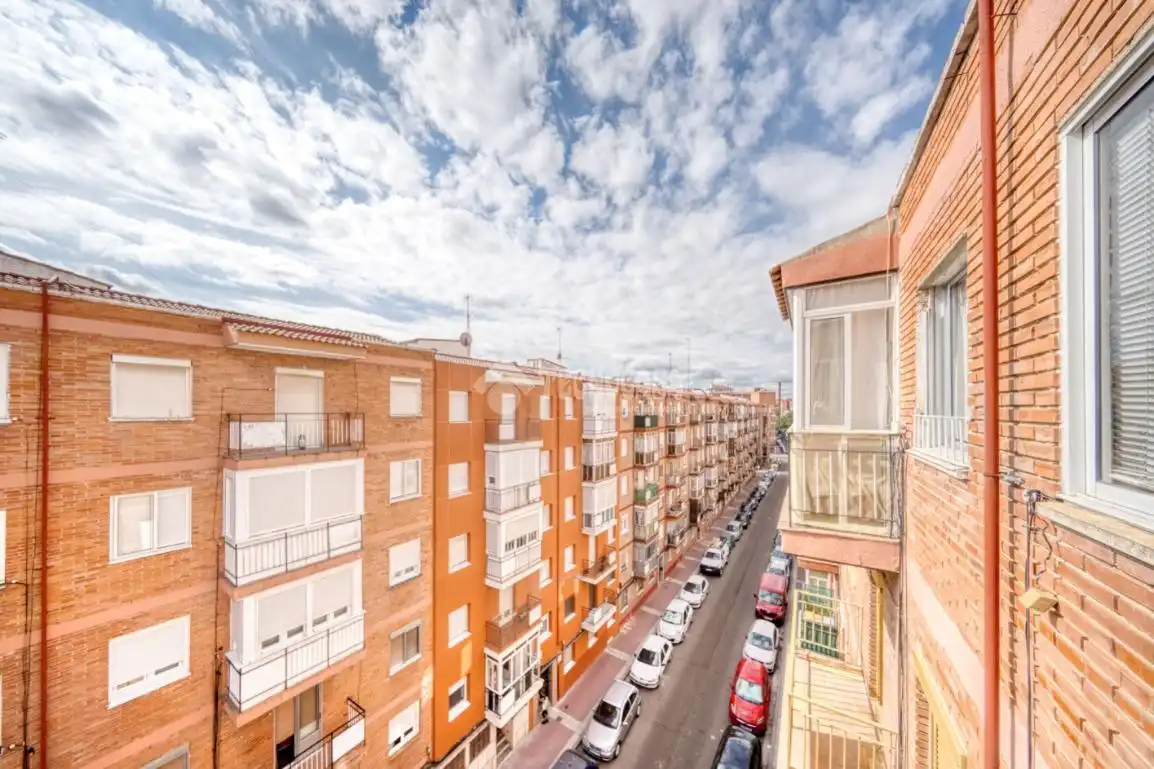 Vista exterior de Piso en venta en Valladolid con Balcón