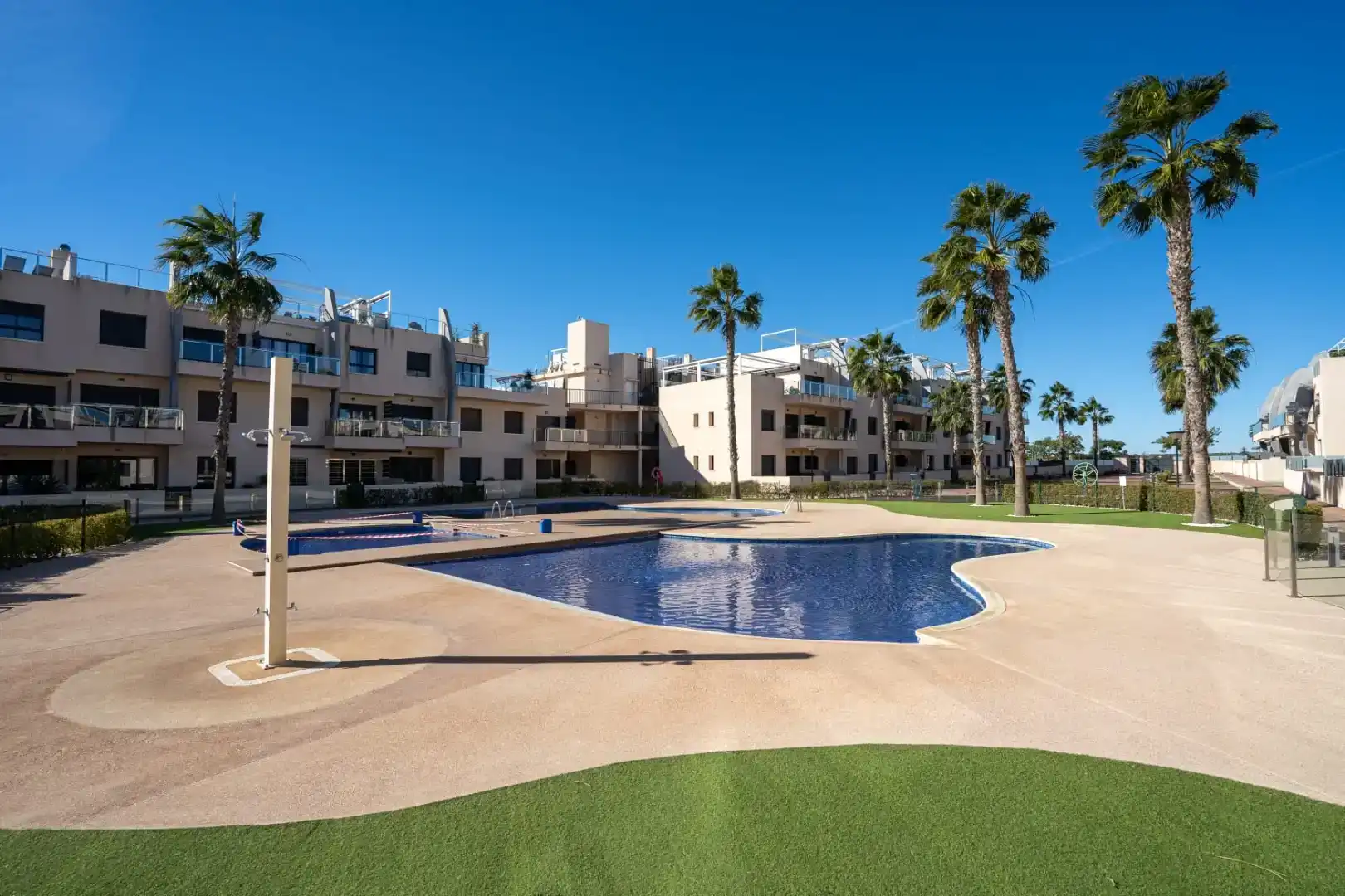 Vista exterior de Pis de lloguer en Pilar de la Horadada amb Aire condicionat, Jardí privat i Piscina