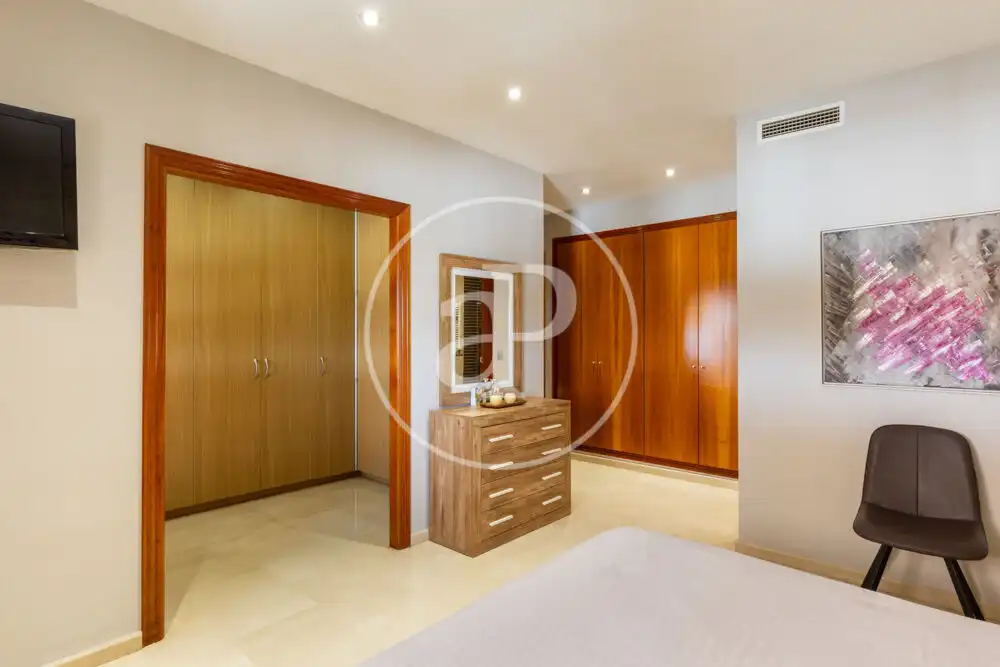 Piso en venta en Avinguda Cardenal Vicent Enrique I Tarancó, Piscinas