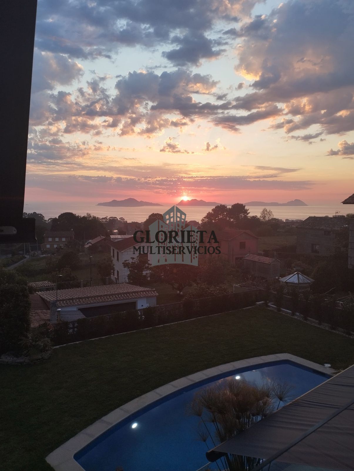 Vista exterior de Casa o xalet en venda en Vigo  amb Terrassa, Traster i Piscina