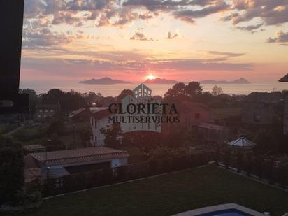 Vista exterior de Casa o xalet en venda en Vigo  amb Terrassa, Traster i Piscina