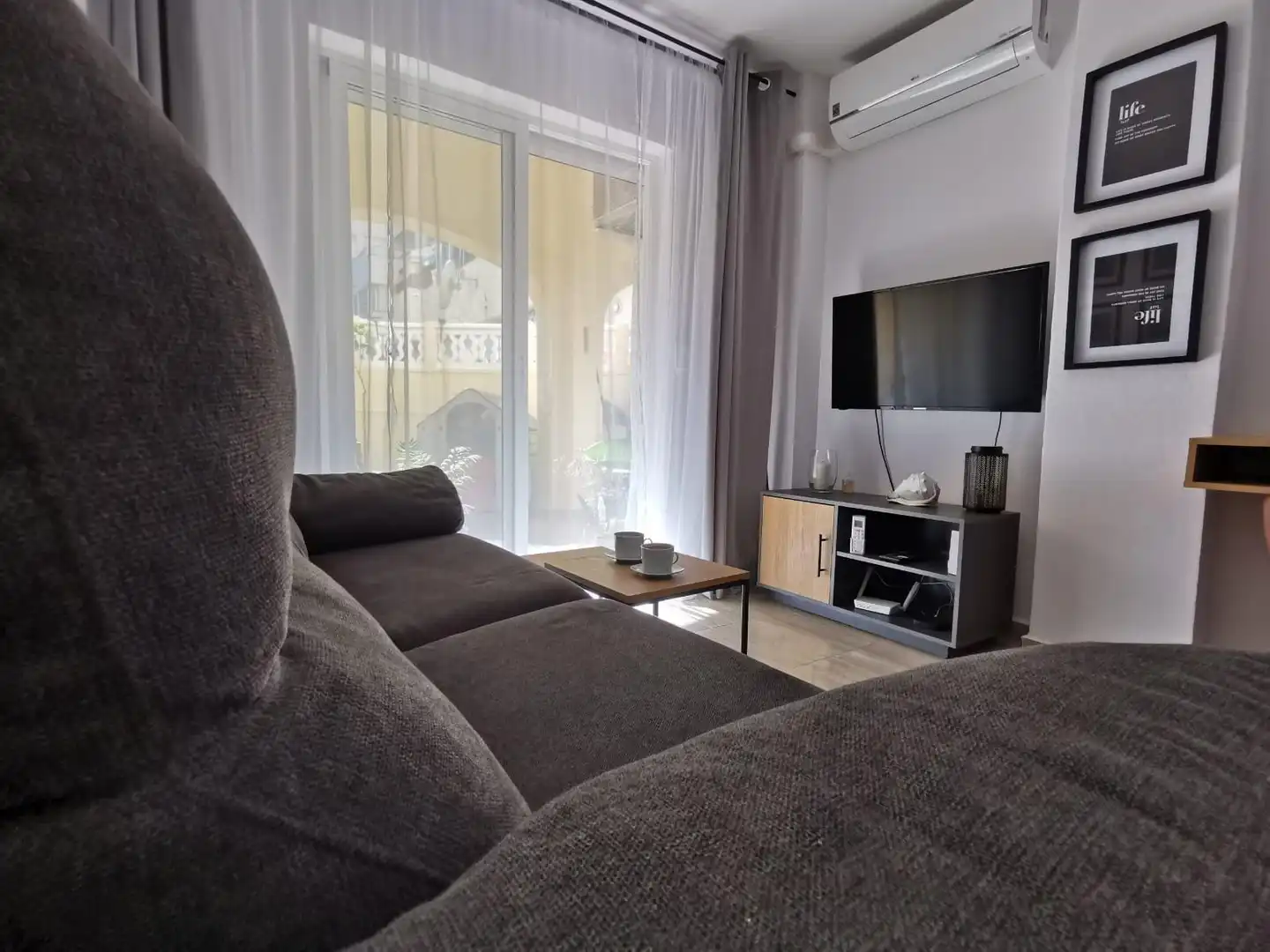 Sala de estar de Apartamento en venta en Torrevieja con Aire acondicionado, Terraza y Amueblado