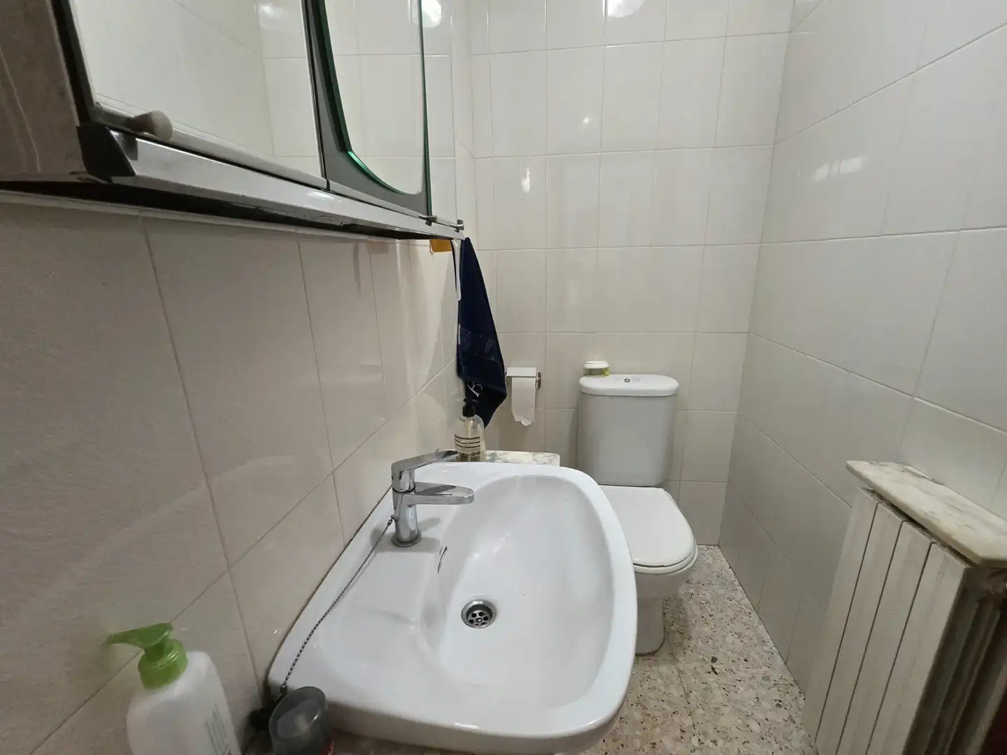 Badezimmer von Einfamilien-Reihenhaus zum Verkauf in Manlleu mit Heizung, Privatgarten und Terrasse