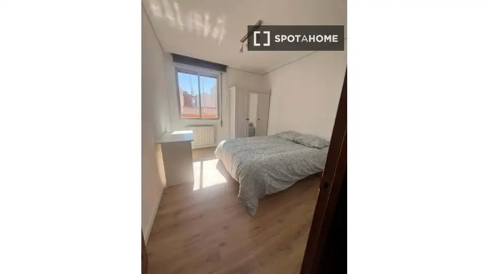 Schlafzimmer von Wohnung zur Miete in Madrid mit Klimaanlage, Heizung und Möbliert