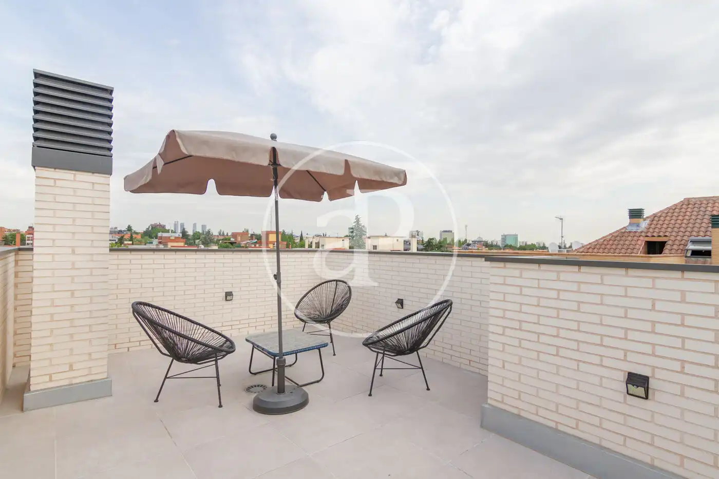 Terrassa de Àtic de lloguer en Madrid amb Aire condicionat, Calefacció i Jardí privat