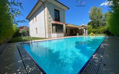Swimming pool of House or chalet for sale in Villamayor  with Air Conditioner and Heating
