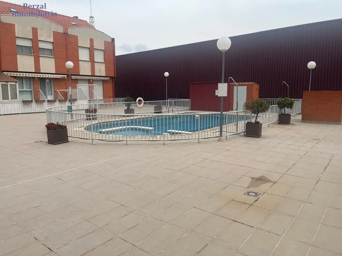 Piscina de Casa adosada en venda en  Logroño amb Aire condicionat, Calefacció i Jardí privat