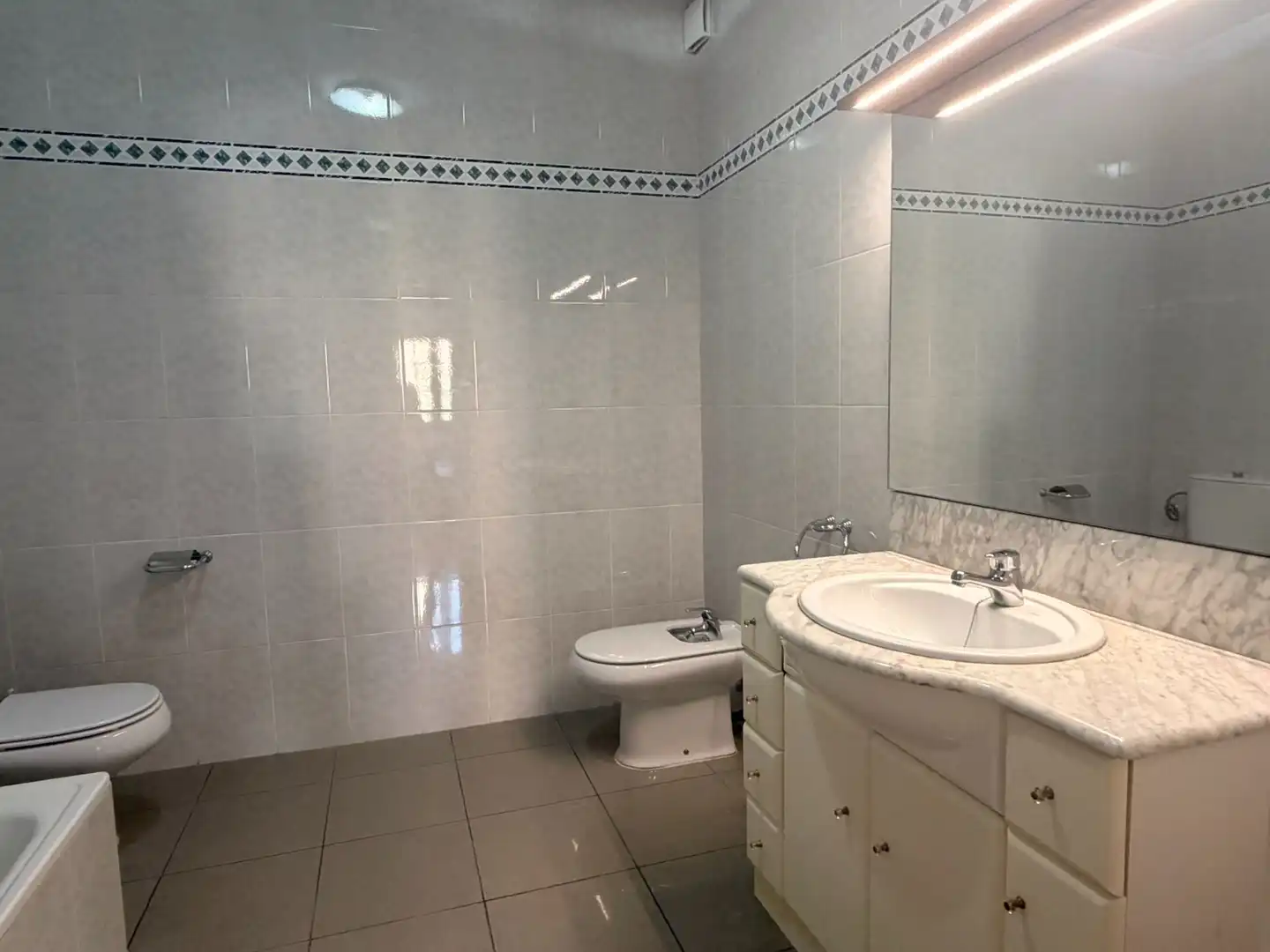 Bathroom of Flat for rent in Les Borges Blanques  with Air Conditioner, Heating and Parquet flooring