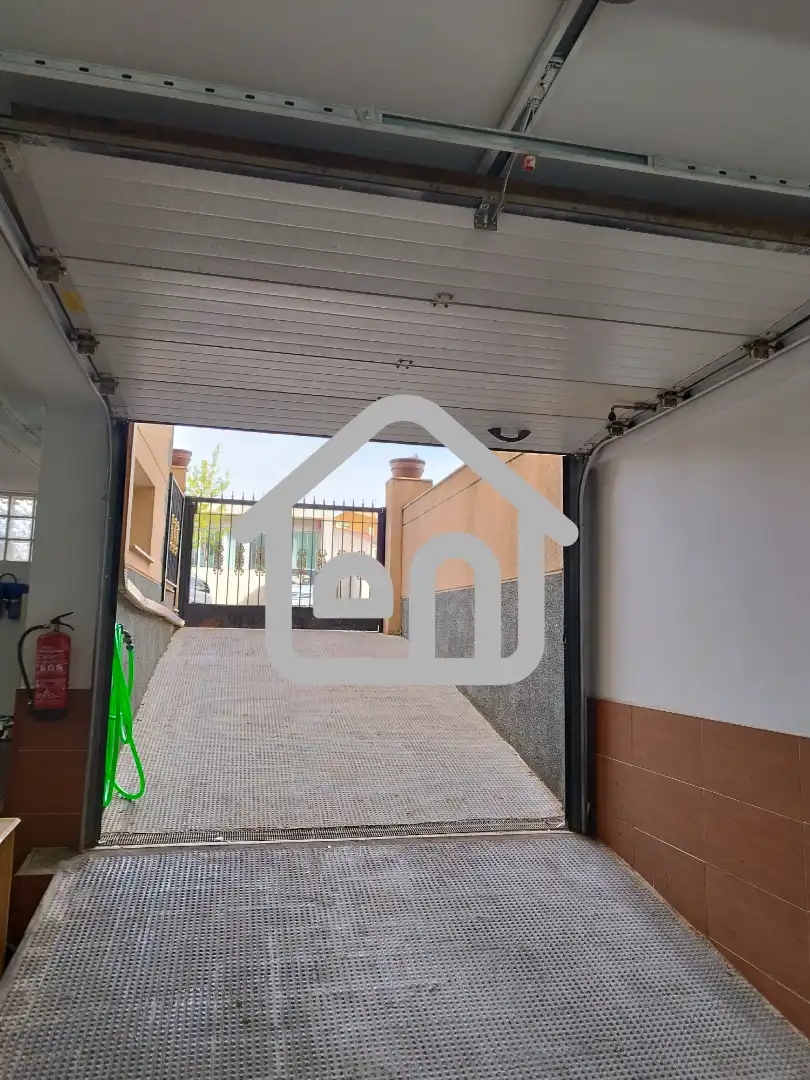 Parkplatz von Einfamilien-Reihenhaus zum Verkauf in Requena mit Heizung, Terrasse und Abstellraum