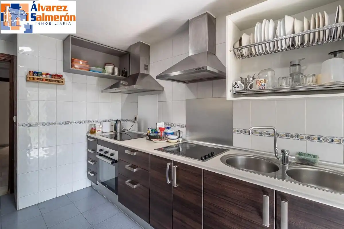 Kitchen of Flat for sale in Granada  with Heating and Storage room