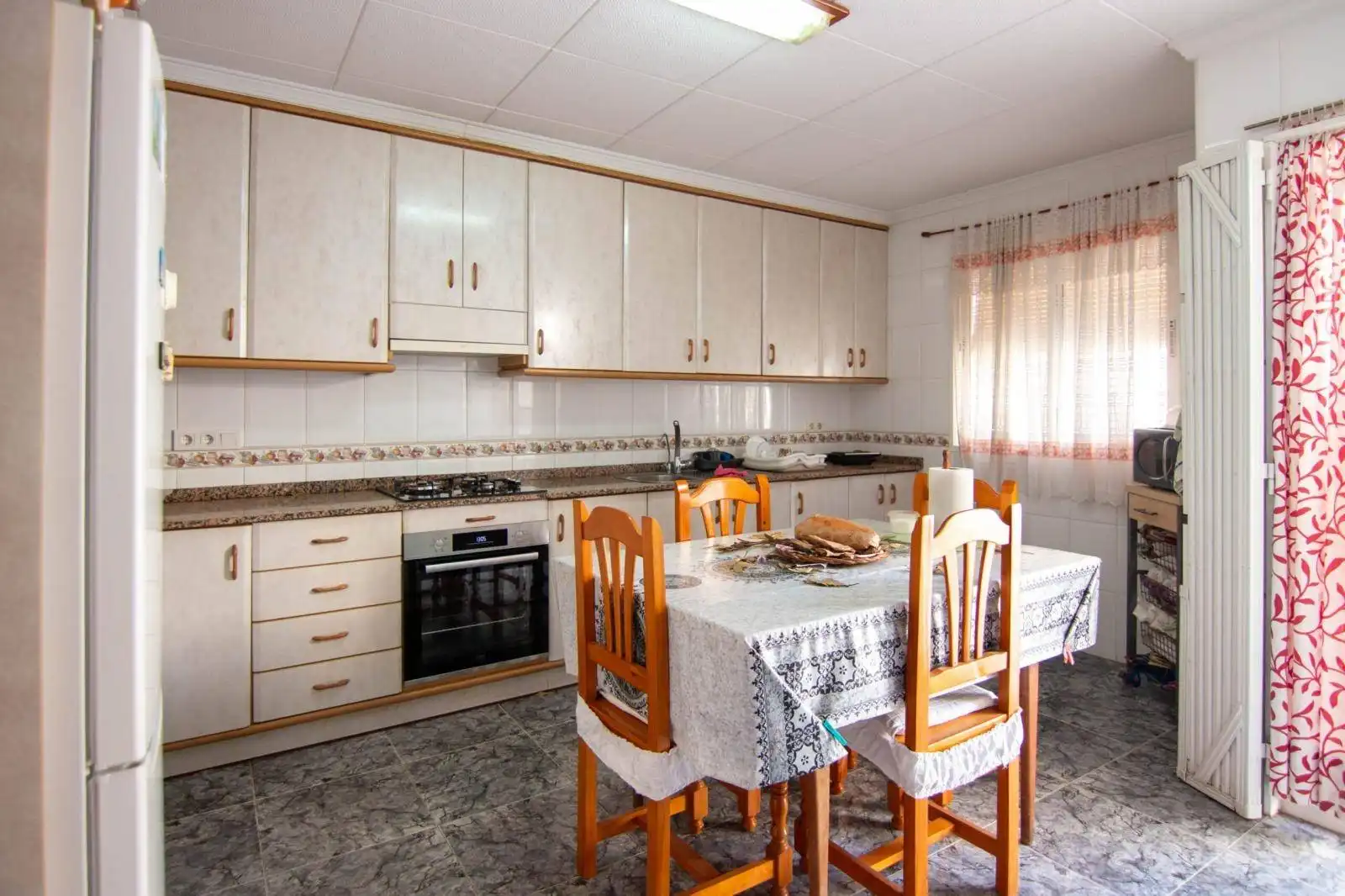 Küche von Einfamilien-Reihenhaus zum Verkauf in Torrevieja mit Klimaanlage, Heizung und Terrasse