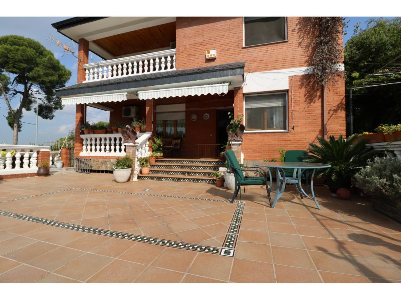 Vista exterior de Casa o xalet en venda en Cerdanyola del Vallès amb Jardí privat