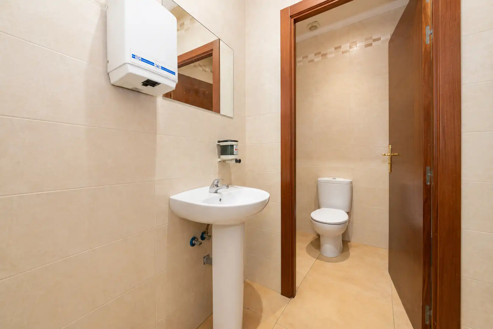 Baño de Local en venta en San Sebastián de los Reyes con Aire acondicionado, Calefacción y Amueblado