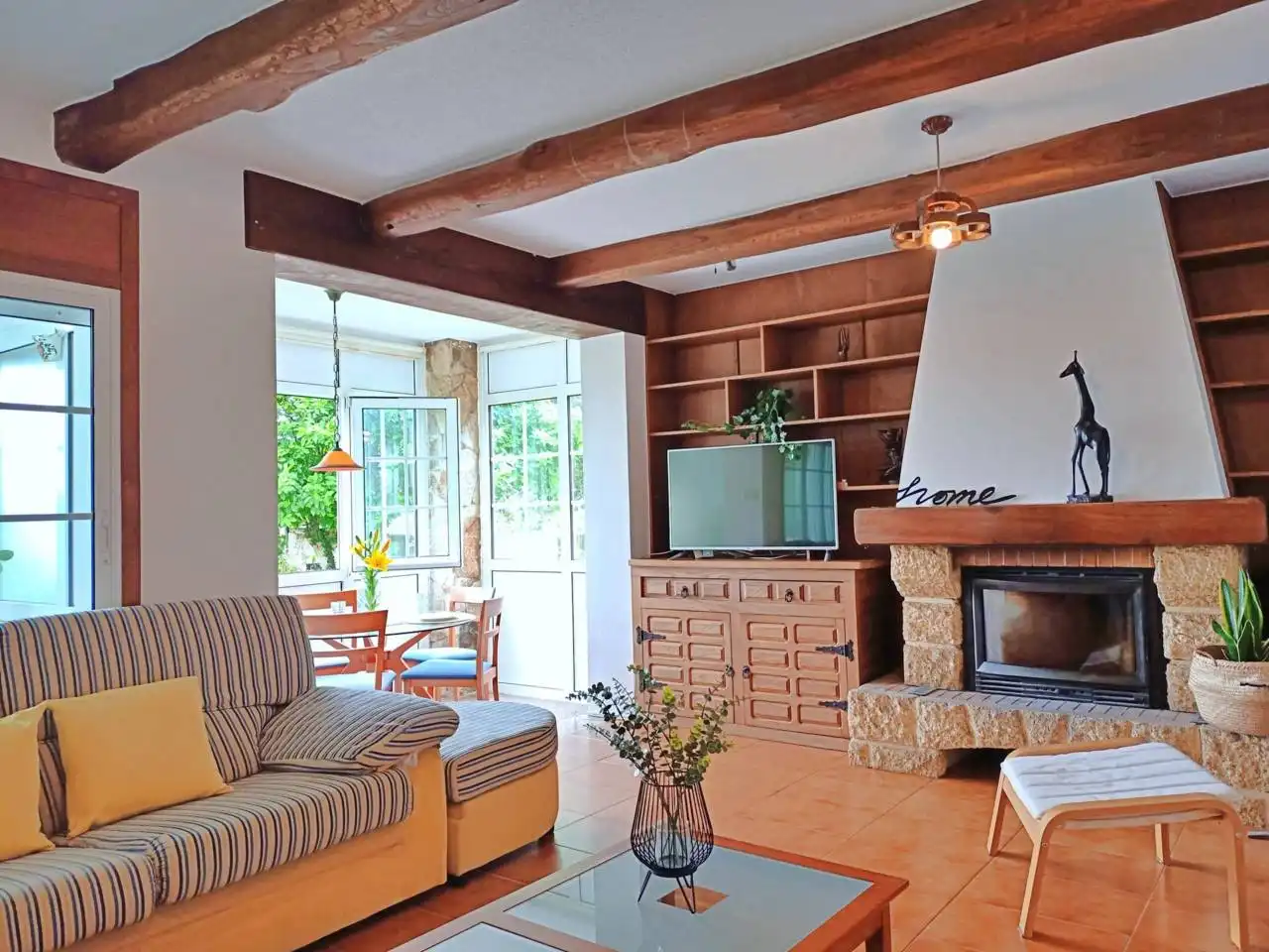 Sala de estar de Casa o chalet en venta en Oleiros con Calefacción