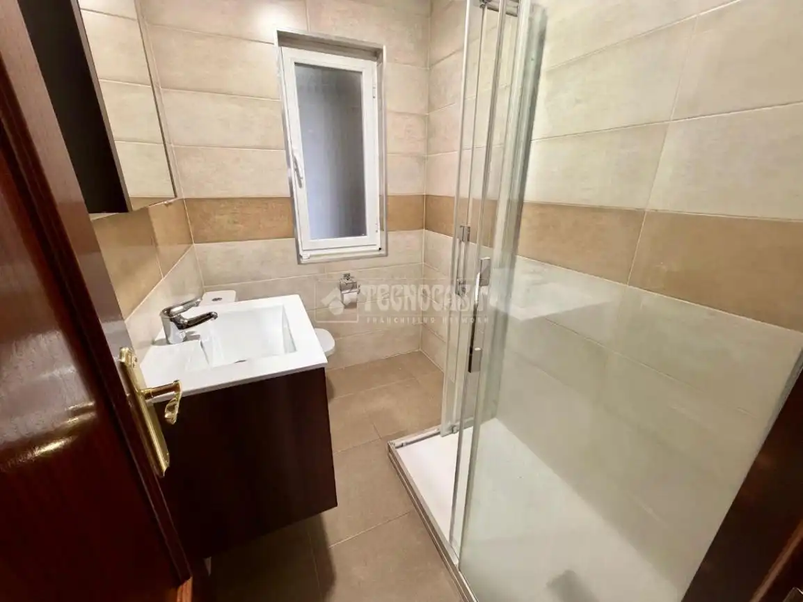 Baño de Piso en venta en León Capital  con Calefacción, Terraza y Trastero