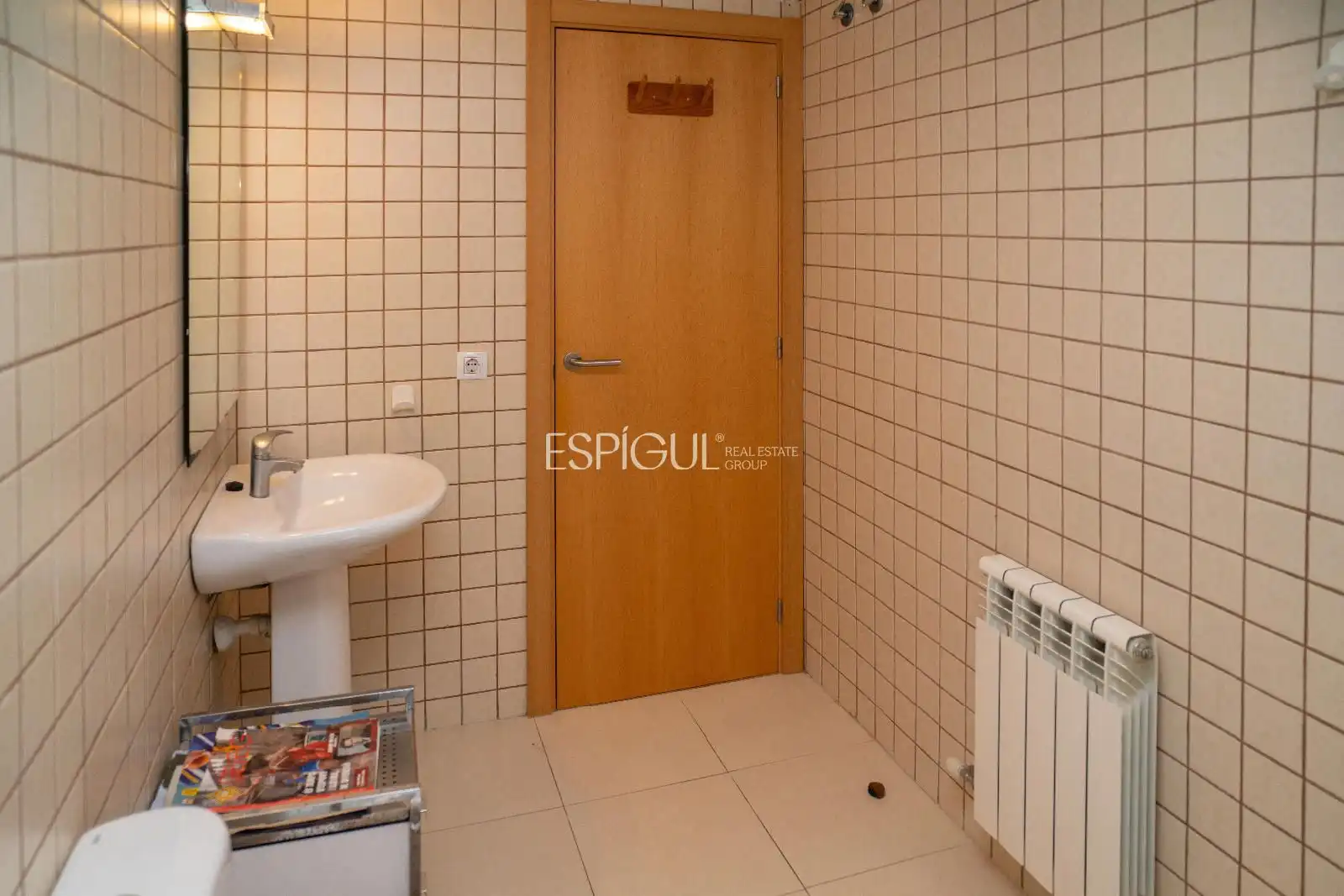 Bathroom of Flat for sale in Girona  with Air Conditioner, Heating and Terrace