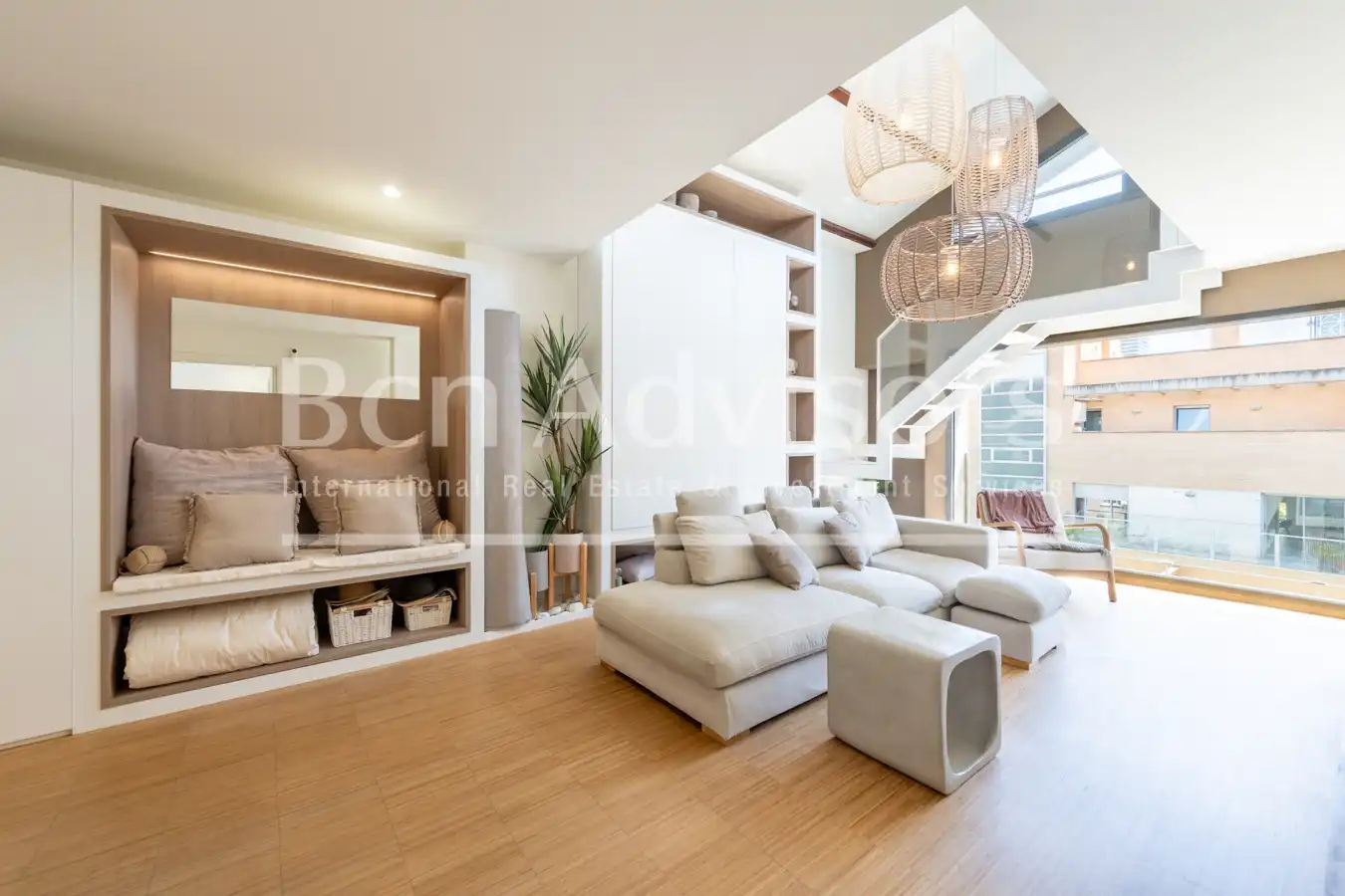 Wohnzimmer von Dachboden zum Verkauf in Barcelona mit Klimaanlage, Heizung und Parkett