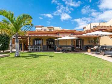 Chalet con piscina en venta en Calle Green 1