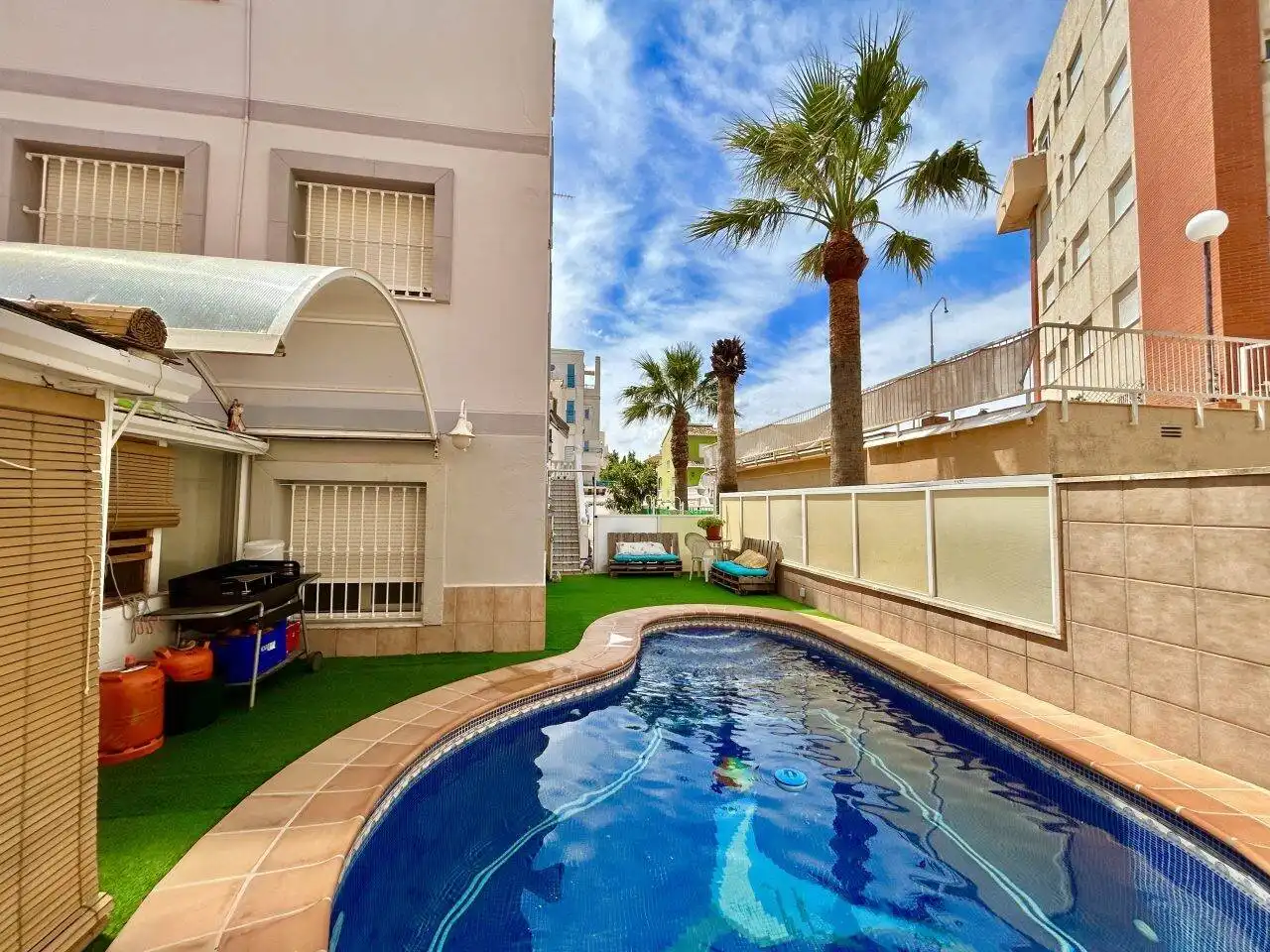 Piscina de Casa adosada en venda en Oliva amb Aire condicionat, Calefacció i Jardí privat