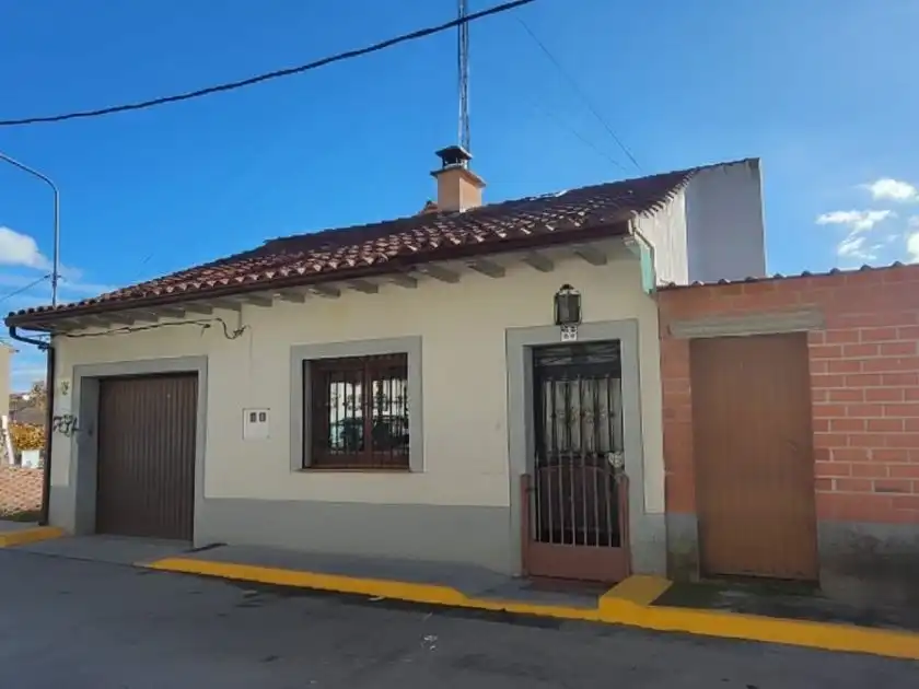 Vista exterior de Casa o xalet en venda en Cazalegas amb Aire condicionat, Terrassa i Balcó