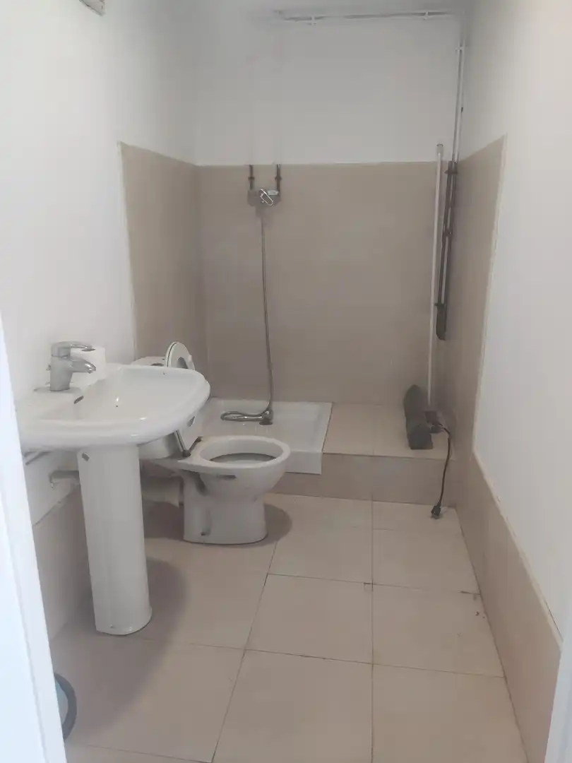 Baño de Local de alquiler en Castelldefels con Aire acondicionado