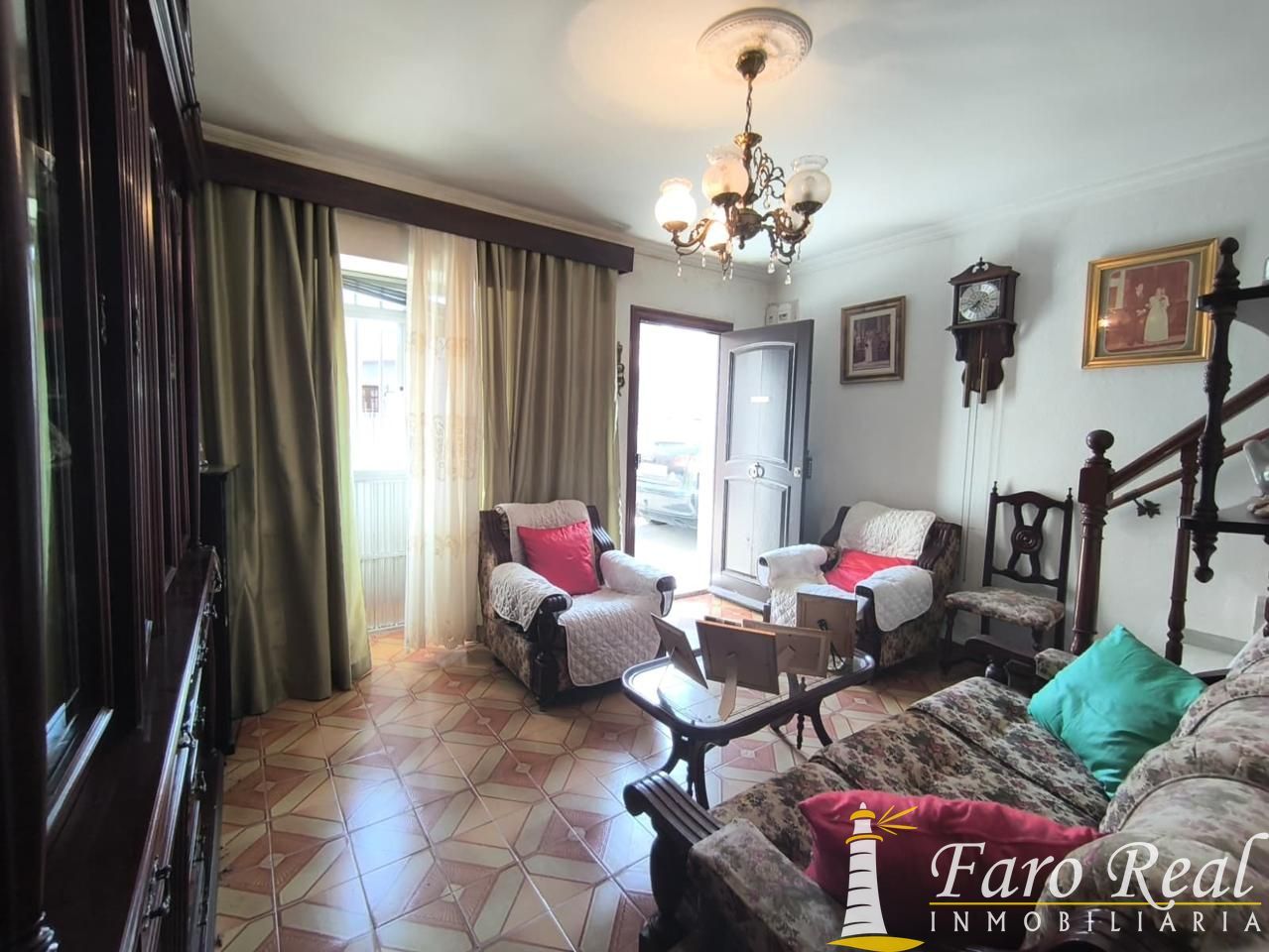 Sala d'estar de Casa adosada en venda en Sanlúcar de Barrameda amb Aire condicionat i Terrassa