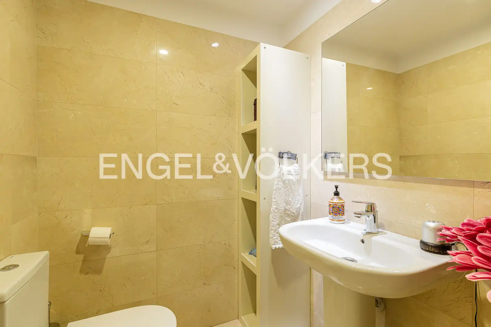 Baño de Casa adosada en venta en Las Rozas de Madrid con Aire acondicionado, Calefacción y Jardín privado