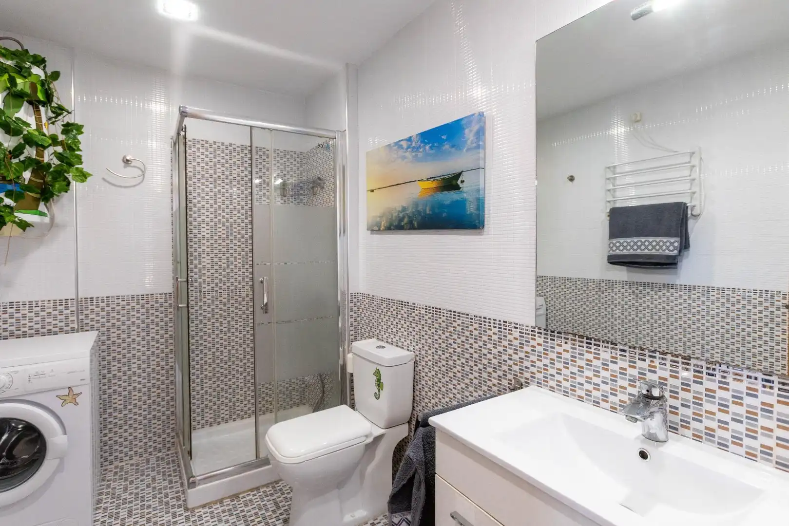 Baño de Apartamento en venta en Torremolinos con Jardín privado, Terraza y Piscina comunitaria