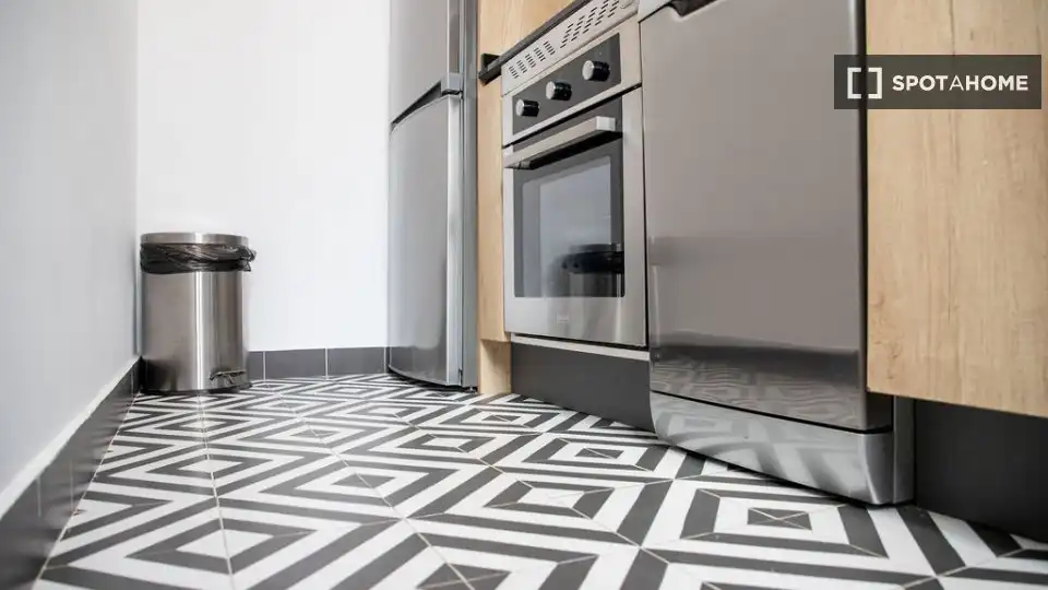 Cuina de Pis de lloguer en Madrid amb Aire condicionat, Calefacció i Moblat