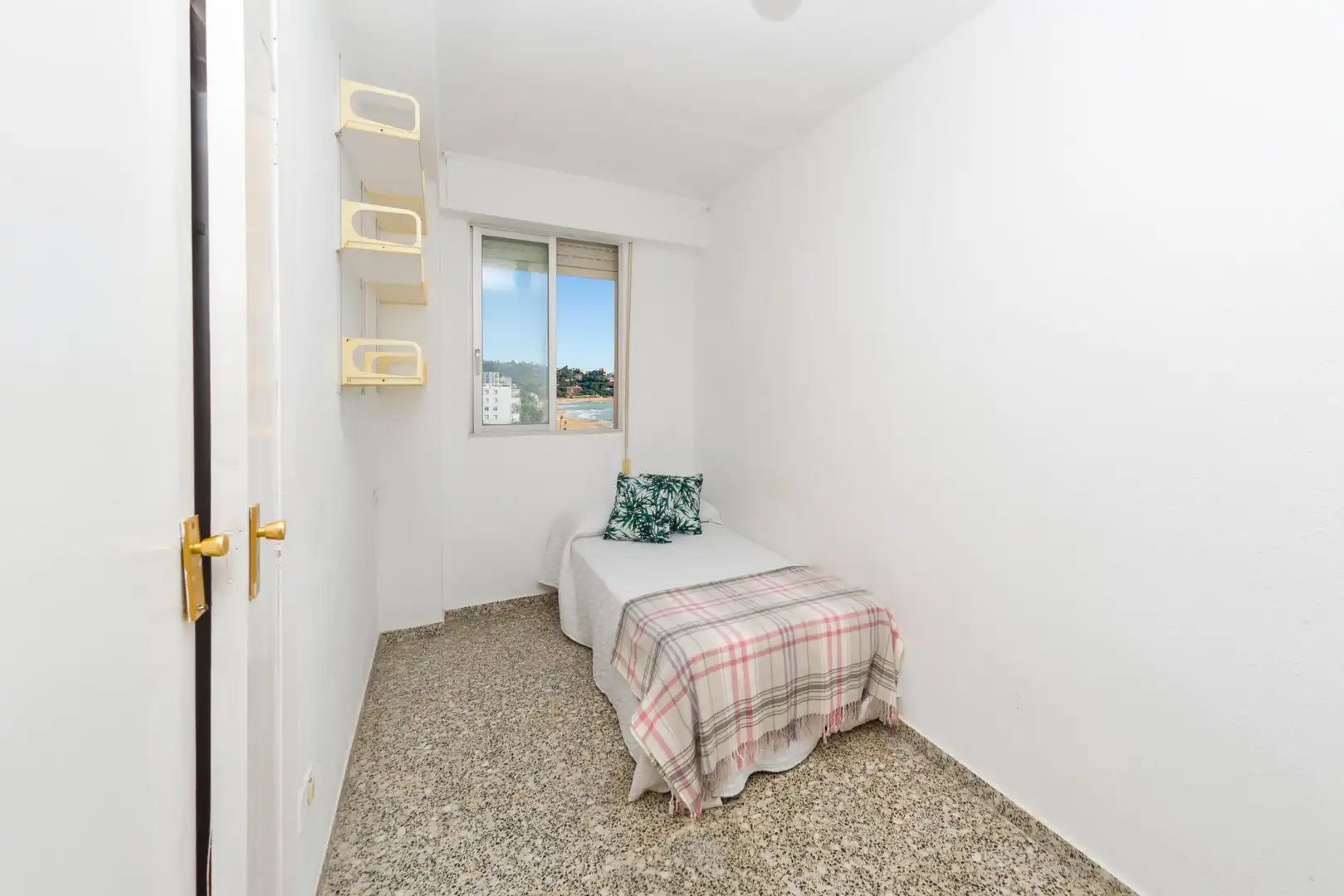Dormitori de Apartament en venda en Benicasim / Benicàssim amb Jardí privat, Terrassa i Traster