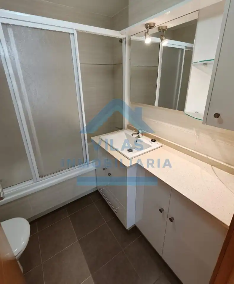 Bany de Apartament de lloguer en Ames amb Calefacció, Traster i Moblat