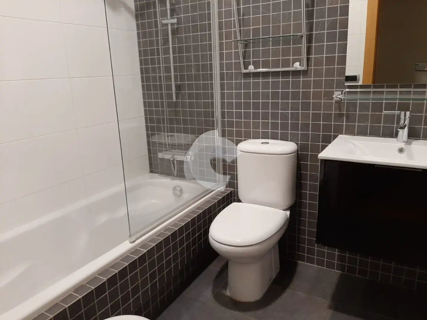 Badezimmer von Wohnung zur Miete in Vigo  mit Heizung, Parkett und Abstellraum