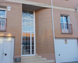 Vista exterior de Casa adosada en venda en Cigales amb Aire condicionat i Terrassa