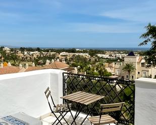 Vista exterior de Dúplex en venda en Estepona amb Aire condicionat, Terrassa i Piscina
