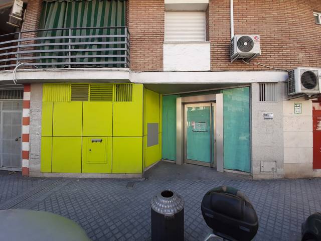 Local comercial en Venta en Avenida de los Almogávares, 43 en Santa Rosa - Valdeolleros