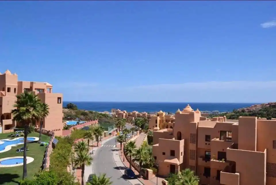Vista exterior de Apartament en venda en Manilva amb Aire condicionat, Terrassa i Piscina